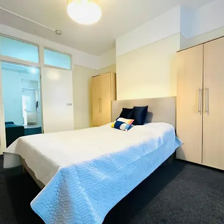 4 Beds *