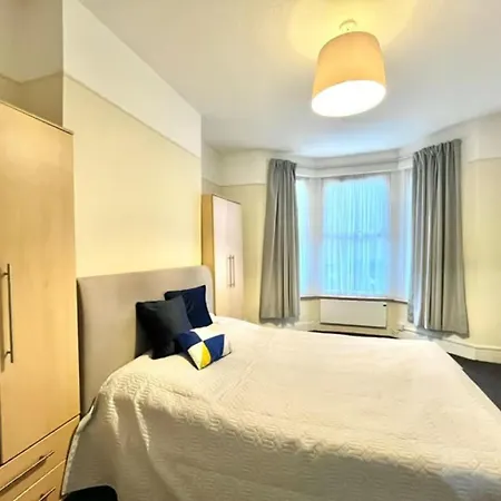 4 Beds *