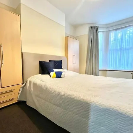 4 Beds *